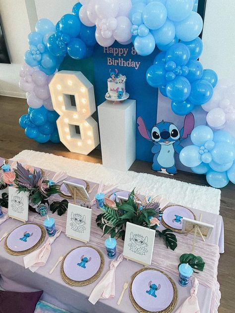 Lilo & Stitch / Birthday "Stitch Birthday Party" | Catch My Party Stitch Loot Bag, Stitch Table Decorations, Stitch Party Theme Ideas, Lilo And Stitch Birthday Centerpieces, Stitch Birthday Decoration Ideas, Stitch Birthday Party Girl, Stitch Birthday Centerpieces, Stitch Party Ideas Girl, Lilo And Stitch Pool Birthday Party