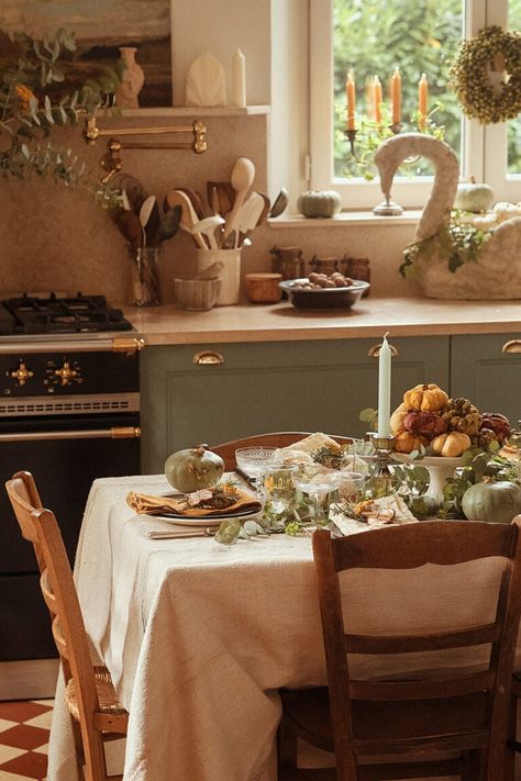 Connecticut Cottage, Basic Bread Recipe, Thanksgiving Prep, Traditional Thanksgiving, Table Decorating, Hosting Holidays, Dinner Table Setting, Cottage Kitchens, Dinner At Home