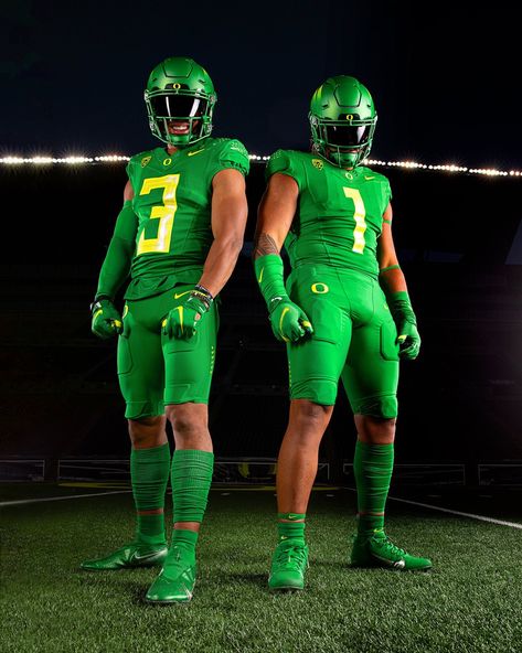 THE OREGON DUCKS HAVE REVAMPED THEIR UNIFORMS FOR THE UPCOMING FOOTBALL SEASON. WE SEE THE TEAM KEEP SOME OF THE PAST UNIFORM ELEMENTS WHILE ADDING NEW UPDATES IN CERTAIN AREAS. #OregonDucks #GoDucks Oregon Ducks Uniforms, Football Swag, College Football Uniforms, Green Lightning, American Football Uniforms, Collage Football, Nfl Uniforms, Oregon Football, White Uniform