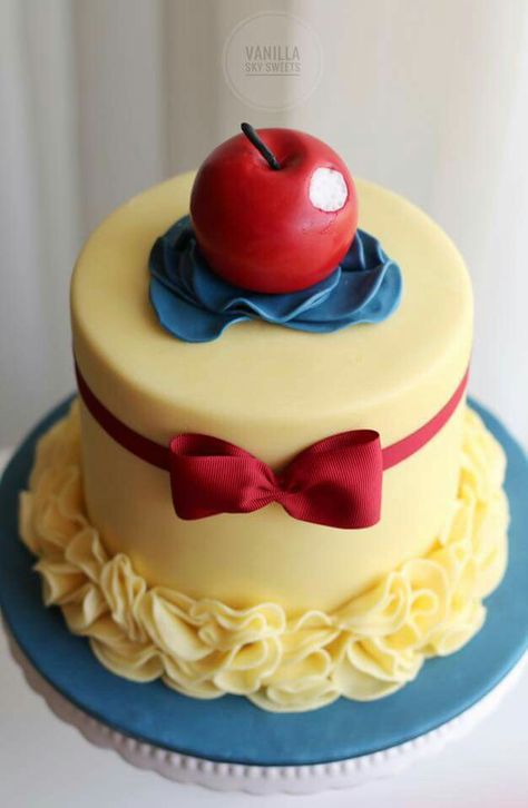 Snow white apple ruffle Mousse Au Chocolat Torte, Snow White Apple, Snow White Cake, White Birthday Cakes, Snow White Birthday Party, Disney Birthday Cakes, Snow White Birthday, Yellow Birthday, Snow White Party