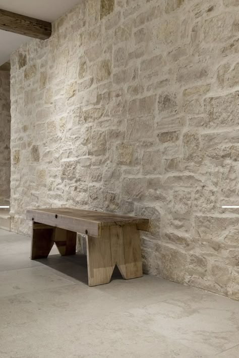 Feature Stone Wall, Perete Accent, Stone Entryway, Stone Feature Wall, Stone Walls Interior, Cotswolds Cottage, Stone Accent Walls, Stone Wall Design, Limestone Wall