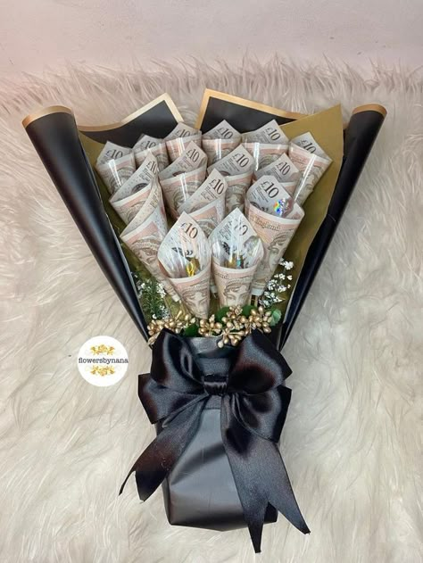 Cash Bouquet, Graduation Money Gifts, Money Flowers, Graduation Money, Money Bouquet, Creative Money Gifts, Homecoming Mums Diy, Birthday Money, Ge Bort