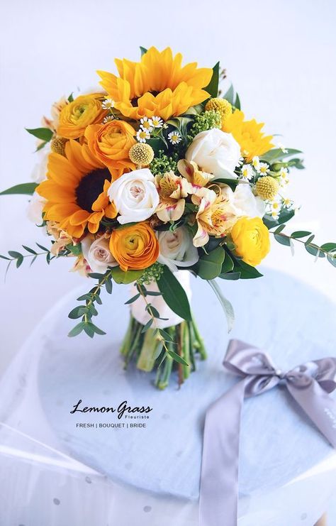 Flowers Sunflower Wedding Decorations, Sunflower Wedding Bouquet, Sunflower Themed Wedding, Boquette Flowers, Sunflower Bouquets, Tulip Bouquet, Prom Flowers, Hand Bouquet, Bride Magazine