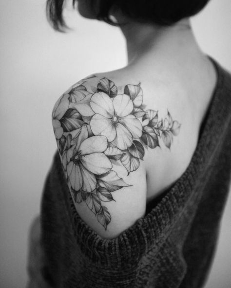 Top Arm Tattoo Women, Front Shoulder Tattoos, Floral Back Tattoos, Floral Tattoo Shoulder, Tattoo Shoulder, Stylish Tattoo, Back Of Shoulder Tattoo, Beautiful Flower Tattoos, Flower Tattoo Shoulder