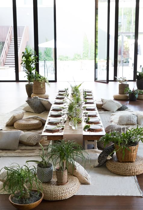 amazing dinner party setup. love the floor pillows—A Modern Botanical Dinner Party Design Marocain, Tafel Decor, Pallet Patio, Lobby Bar, Party Setup, Desain Lanskap, 카페 인테리어 디자인, Floor Table, Floor Seating