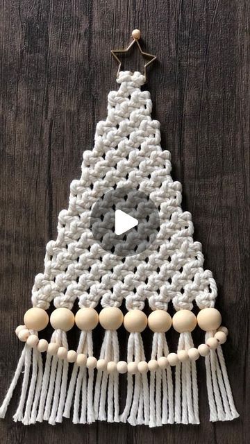 Harry Potter Macrame Diy, Macrame Snowflake Wall Hanging, Macarena Christmas Tree, Macrame Christmas Tree Garland Diy, Christmas Macrame Tree Tutorial, Macrame Christmas Ornaments Patterns, Simple Macrame Christmas Decorations, Diy Christmas Tree Macrame, How To Macrame For Beginners Tutorials