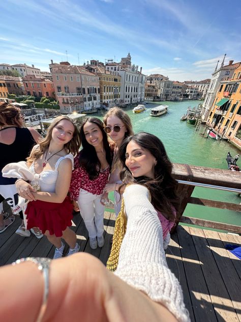 Florence With Friends, Rome With Friends, Travel Pictures Airport, Girl Best Friends Aesthetic, Italy Girls Trip, Italy With Friends, Bestie Vacation, Friend Adventures, Venice Italy Aesthetic