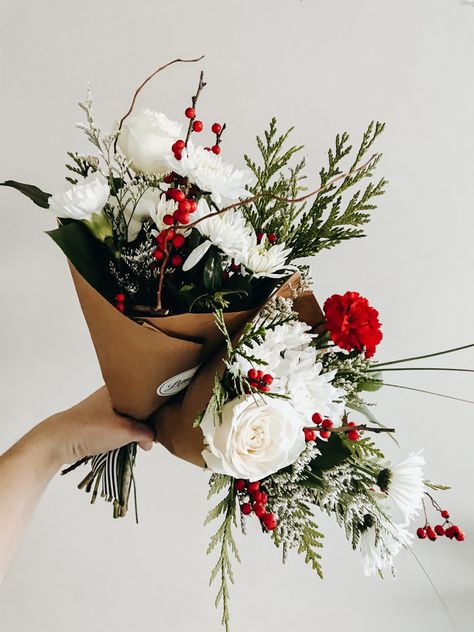 Christmas Theme Bouquet, Nutcracker Flower Bouquet, Diy Christmas Bouquet Ideas, Holiday Bouquet Christmas, Christmas Floral Bouquets, Small Christmas Bouquet, Flower Shop Christmas Display, Diy Christmas Bouquet, Holiday Flower Bouquet