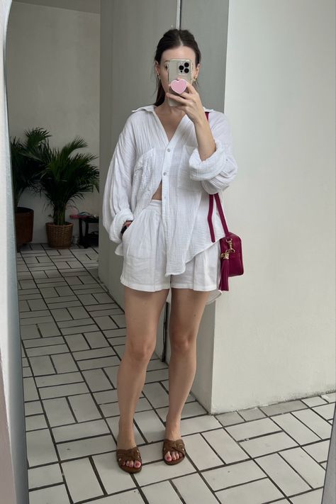 Oversized white shirt, white linen shorts outfit White Shirt White Shorts Outfit, Big Shirts And Shorts Outfits, White Linen Shorts Outfit, Germany Fits, Linen Shorts Outfit, Looks Com Short, White Linen Shorts, White Shorts Outfit, Shirt Outfit Summer