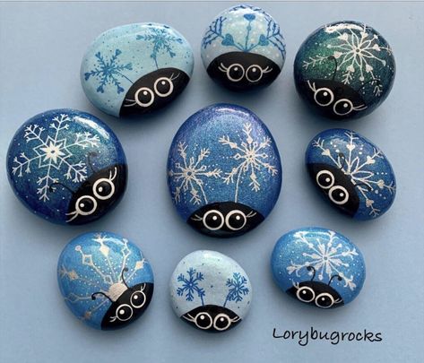 Christmas Rock Painting Ideas, Lady Bug Painted Rocks, Christmas Rock Painting, Christmas Pebble Art, Ladybug Rocks, Rock Painting Tutorial, Stone Art Painting, Painted Rocks Kids, Christmas Rock