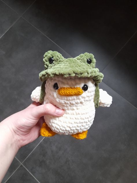 Super Cute Crochet, Crochet Duck, Frog Hat, Anak Haiwan, Easy Crochet Animals, Crochet Frog, Crochet Business, Crochet Design Pattern, Kawaii Crochet