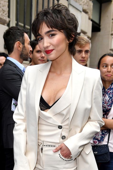 The '90s Bixie — a Hybrid of a Bob and a Pixie — Is Back and It's THE Short Hairstyle of 2022 | Allure Dunner Wordend Haar, Long Pixie Hairstyles, Really Short Hair, Long Pixie Cuts, Rowan Blanchard, Cut Her Hair, Long Pixie, Celebrity Hair Stylist, 짧은 머리