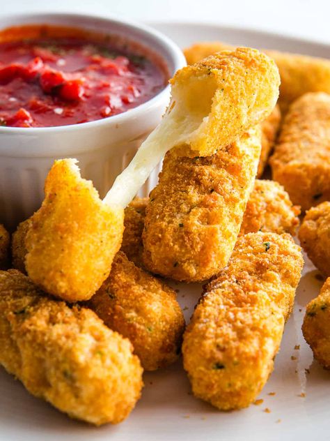 Gluten-Free Mozzarella Sticks - Gluten-Free Baking Cheap Gluten Free Meals, Gluten Free Mozzarella Sticks, Cheese Sticks Recipe, Homemade Mozzarella Sticks, Air Fryer Cooking, Homemade Mozzarella, Gluten Free Pretzels, Easy Cheese, String Cheese