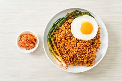 Homemade dried Korean spicy instant noodles with fried egg Cooking Ramen, Ramen At Home, Mushroom Ramen, Fried Noodle, Ramen Recipe, Ramen Noodle Recipes, Rice Vermicelli, Blackstone Griddle, Spaghetti Noodles