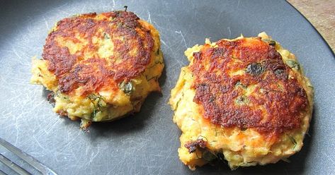 Fish Patties Recipes Mashed Potatoes, Potato Salmon Cakes, Air Fryer Fish Cakes Recipe, Salmon Patties Made With Mashed Potatoes, Fish Cakes With Potatoes, Salmon Patties With Mashed Potatoes, Salmon Potato Patties, Potato Crab Cakes, Salmon Potato Cakes