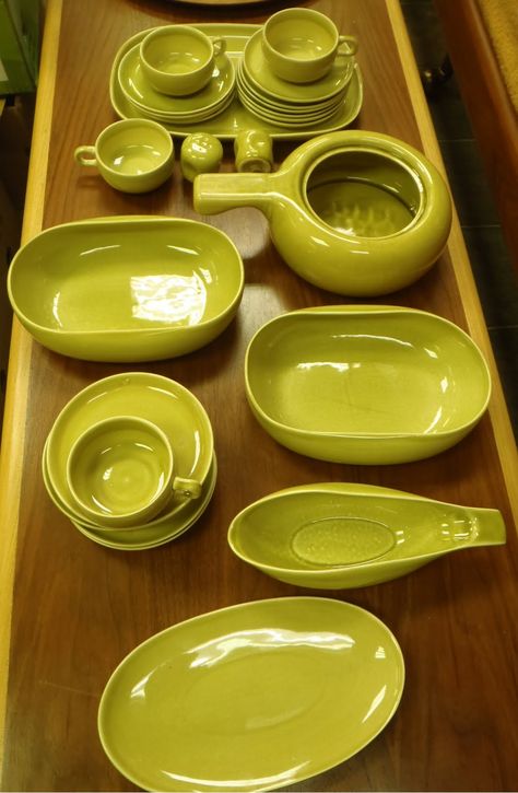 American Modern - Russel Wright Russell Wright, Vintage Dishware, Kitchen Necessities, Russel Wright, Modern Pottery, American Modern, Green Olive, Vintage Life, Pottery Making