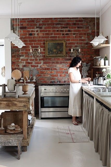 From Purdue to Provence: Kitchen Inspiration: Rustic, Yet Modern With a Twist Dapur Rustic, Brick Wall Kitchen, Cozy Cottage Kitchen, Brick Kitchen, Cottage Kitchens, Cottage Kitchen, Style At Home, Exposed Brick, Rustic Modern