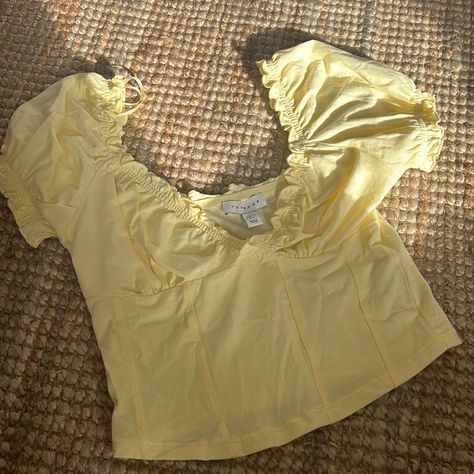 Brand New Never Worn Topshop Cropped Tee Yellow Tops Outfit, Yellow Coquette, Yellow Top Outfit, Yellow Halter Top, Yellow Top, Cropped Tee, Xmen, Crop Tee, Outfits Aesthetic