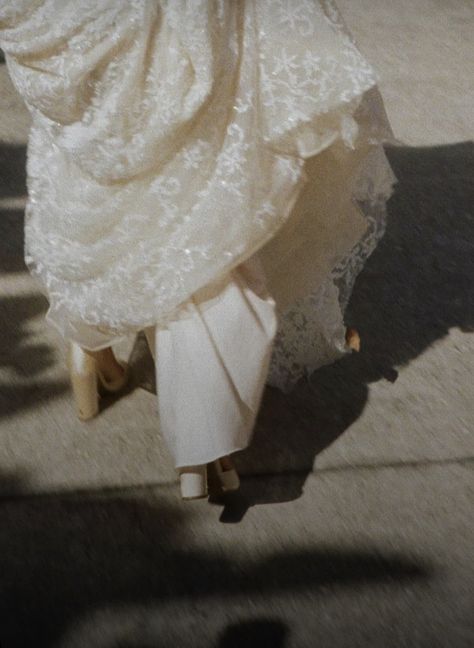 Vintage Bridal Aesthetic, Film Inspired Wedding, Film Photography Aesthetic Wedding, Film Camera Wedding Photos, Polaroid Film Aesthetic, Blurry Wedding Aesthetic, Wedding Photography On Film, Filmy Wedding Photography, Wedding Photo Film