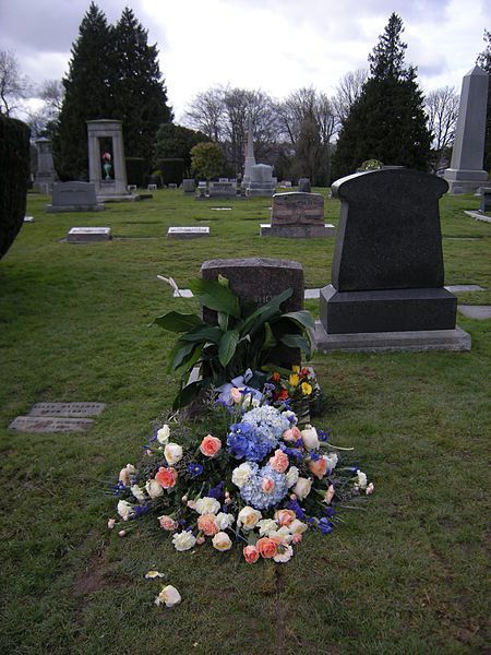 Seattle - Lake View Cemetery - flowers on grave Sitting At Grave Aesthetic, Flowers On Grave Aesthetic, Dead Mom Aesthetic, Kuburan Aesthetic, Flowers On Grave, Grave Pics, Grave With Flowers, Cemetery Pictures, Beautiful Grave