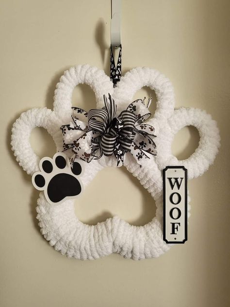 Dog Paw Wreath, Christmas Angels Diy, Paw Wreath, Dollar Tree Crafts Diy, Easy Burlap Wreath, Pet Wreath, Diy Floral Wreath, Christmas Crafts To Sell, Wreath Project