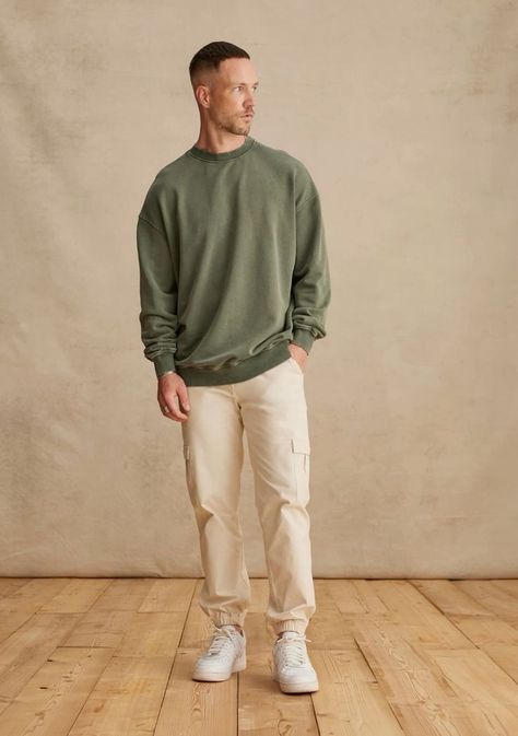 Cargo Pants With Sweatshirt Cargo Pants With Sweatshirt, Bottom Outfits, Beige Outfit, Mens Fashion Blog, Outfits Streetwear, Unique Features, Casual Blazer, Pleated Pants, Mens Accessories Fashion