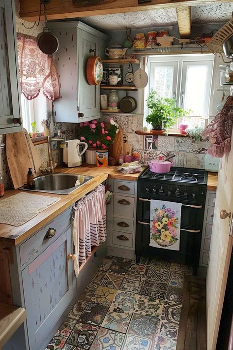 Small Family Kitchen Ideas, Kitchen Ideas Old Style, Tiny Cottage Homes Interior, Tiny House Kitchens Ideas, Vintage Cottage Kitchen Inspiration, 1930s Cottage Interior, Tiny Cottage Kitchens Small Spaces, Cosy Cottage Kitchen, Scandinavian Cottage Kitchen