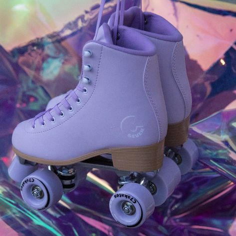 Purple Roller Skates Aesthetic, Pastel Roller Skates, Cool Roller Skate Designs, Preppy Roller Skates, Cute Roller Skates Aesthetic, Patin A Roulette, Cute Roller Blades, Converse Roller Skates, Cute Skates