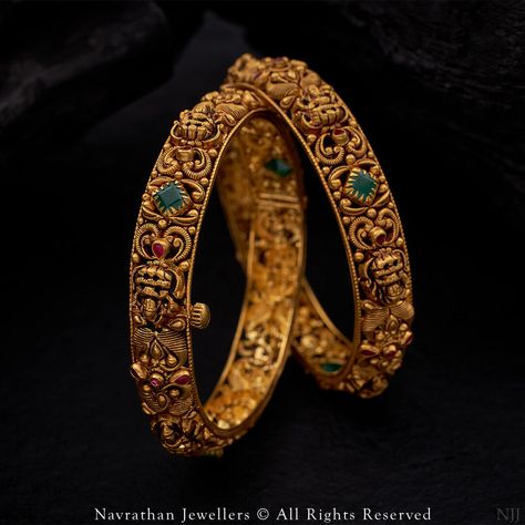 Temple Bangles Gold Jewellery, Antique Jewellery Designs Gold, Nakshi Bangles Gold, Antique Bangles Indian Gold, Antique Bangles Design, Wedding Gold Bangles, Gold Antique Bangles, Antique Gold Bangles Design, Bangles Jewelry Designs Gold