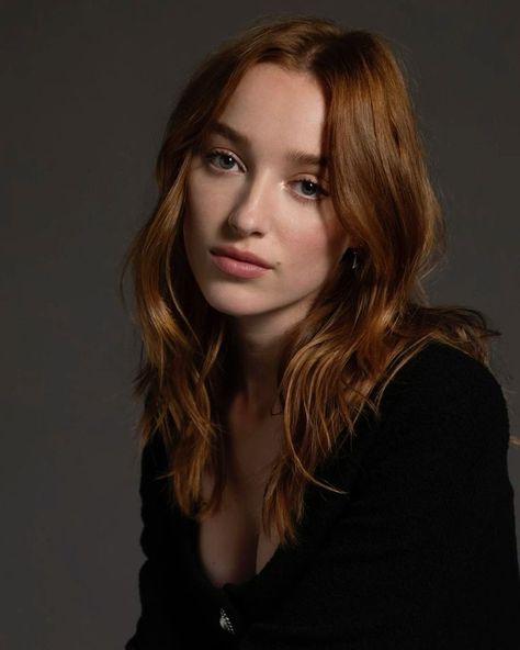 Actresses With Auburn Hair, Blonde British Actresses, Phoebe Dynevor Photoshoot, Bridgerton Phoebe Dynevor, Ginger Actress Face Claim, Brunette Actresses Under 30, British Face Claim, Redhead Face Claims Female, Ginger Face Claims Female