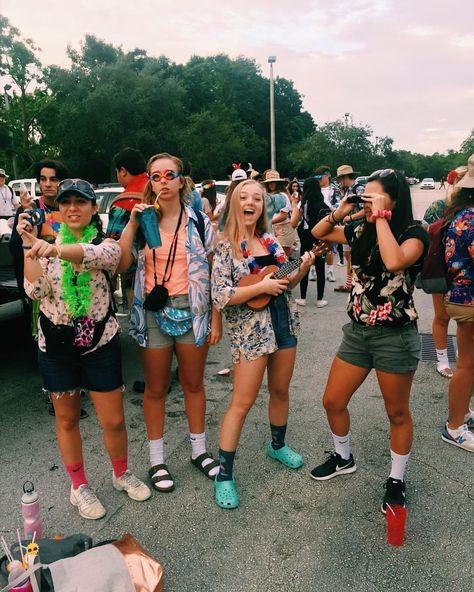 Pinterest: carolinefaith417★ Tourist Costume, Tourist Outfit, Homecoming Spirit Week, Homecoming Spirit, Spirit Week Outfits, Homecoming Week, Bff Halloween Costumes, Football Game Outfit, Shabby Look