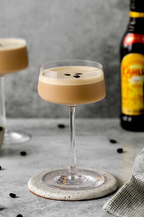 Made with espresso, vodka, and two types of liqueur, this Espresso Martini is a strong coffee cocktail that's sure to provide an afternoon boost. A coffee lover's dream cocktail! Esspresso Martini, Coffee Cocktail Recipes, Cold Brew Martini, Light Summer Cocktails, Coffee Vodka, Espresso Vodka, Martini Party, Breakfast Cocktails, Espresso Martini Recipe