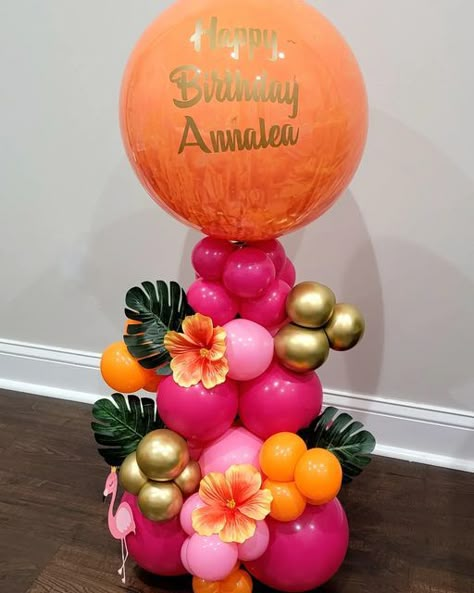 Tropical Balloon Centerpieces, Graduation Party Tropical Theme, Luau Balloon Centerpieces, Tropical Balloon Bouquet, Hawaiian Balloon Decor, Tropical Party Ideas Decor, Hawaiian Balloon Decorations, Moana Birthday Balloons, Hawaiian Quinceanera Theme