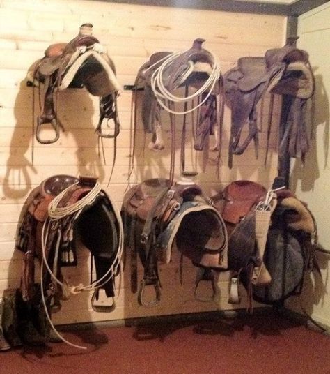 Western Ranch Home Decor, Barn Organization Ideas, Horse Feed Room, Simple Horse Barns, Tack Room Organization, Horse Tack Rooms, English Saddles, Horse Farm Ideas, Horse Brushes