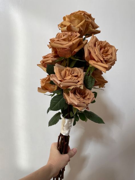 Bronze Flowers Wedding, Brown Bouquet Aesthetic, Toffee Rose Boutonniere, Toffee Roses Wedding Bouquet, Toffee Rose Wedding Bouquet, Brown Roses Bouquet, Toffee Roses Bouquet, Toffee Rose Wedding, Toffee Rose Bouquet