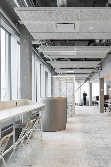 White Floor Office, Open Office Acoustic Ceiling, High Ceiling Office Interior, Acoustic Panel Ceiling Design, Cloud Ceiling Design, Acoustic Panel Ceiling, Office Acoustic Ceiling, Open Ceiling Office, Acoustic Clouds