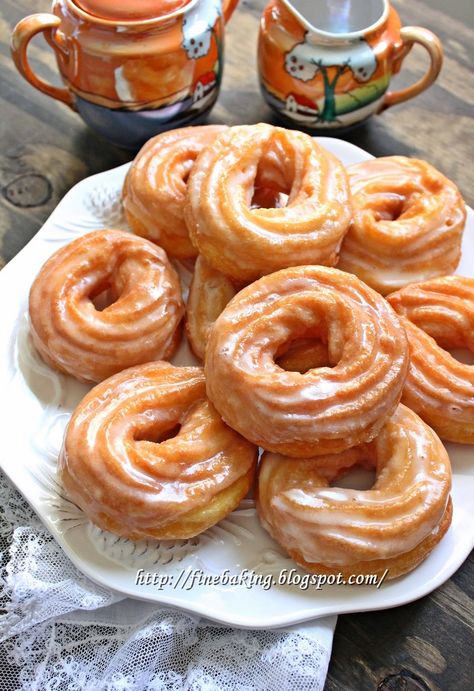 Chocolate dust: French crullers French Cruller Recipe, French Cruller Donut, Crullers Recipe, French Cruller, Fried Desserts, French Donuts, Yummy Donuts, French Crullers, Doughnut Recipes