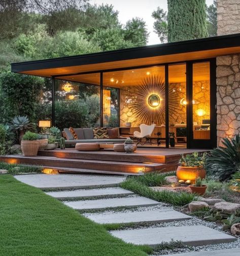 Mid Century Yard, Mid Century Modern Homes Exterior, Midcentury Modern Exterior, Mid Century Modern Backyard, Mid Century Modern Architecture, Mid Century Modern Homes, Minimalist Exterior, House Aesthetics, Mid Century Exterior