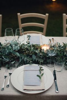 Simple and minimal wedding    Photography : Duepunti Fine Art Wedding Photography Fall Wedding Reception Tables, Wedding Candles Table, Reception Table Settings, Autumn Wedding Reception, Deco Champetre, Elegant Wedding Reception, Late Autumn, Elegant Table Settings, Table Runners Wedding