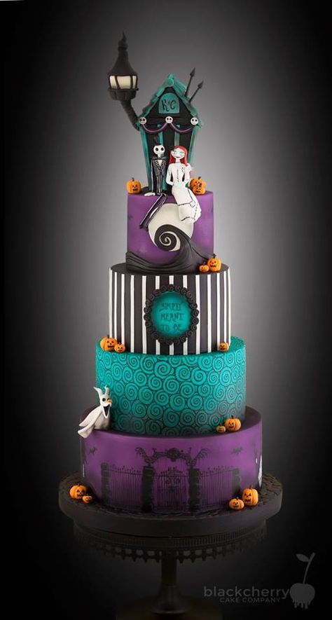 Little Cherry Cake Company (T-Cakes) Gothic Wedding Cake, Nightmare Before Christmas Cake, Halloween Torte, Gothic Cake, Cake Paris, Halloween Wedding Cakes, Christmas Wedding Cakes, Nightmare Before Christmas Wedding, Dessert Halloween