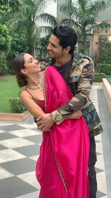 Cute Bollywood Couples, Diwali Couple Pics Aesthetic, Sidkiara Wedding, Sidharth And Kiara, Diwali Poses, Vikram Batra, Ishq Vishq, Diwali Animation, Bollywood Aesthetic