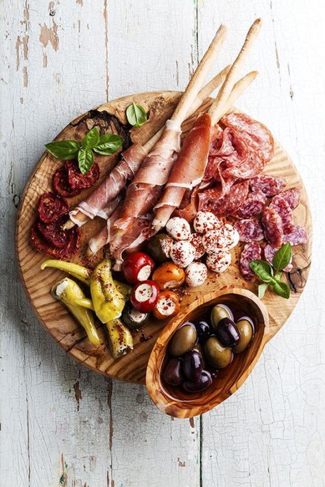 Charcuterie board                                                                                                                                                                                 More Italian Food Restaurant, Bread Sticks, Antipasto Platter, Cold Meat, Italian Appetizers, Deilig Mat, Cheese Platters, Cured Meats, Food Platters