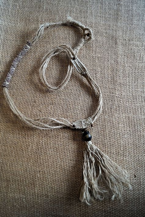 Ethnic necklace made from jute rope, linen rope and hemp, from a piece of woolen fabric; all braided by hand. This necklace is clearly of African inspiration. The braided part is linen and hemp rope, the rest in the set is jute rope. Another part is hand woven. The pendant is made of wooden beads and jute rope. Possibility to make it to your dimensions, but I have almost no more wooden beads like on the pendant, but I have other kinds. 📐Dimensions Necklace is 97cm long. Pearl pendant and 16 cm Woven Necklace, Music Jewelry, Ethnic Necklaces, Costume Necklaces, Snake Jewelry, Triangle Necklace, Hippie Necklace, Gemstone Beaded Necklace, Hemp Rope