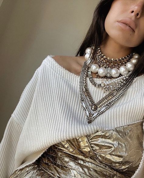 Outfit With Pearls, Pearl Necklace Outfit, Vintage Accessories Jewelry, Dope Jewelry Accessories, Bold Statement Jewelry, Layered Pearl Necklace, Necklace Outfit, Chic Sneakers, Vintage Chain