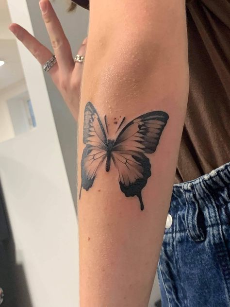 butterfly tattoo on underarm Tattoo Representing Strength, Tattoo Borboleta, Black Butterfly Tattoo, Tattoo Butterfly, Classy Tattoos, Discreet Tattoos, Flower Tattoo Designs, Black Butterfly, Butterfly Tattoo