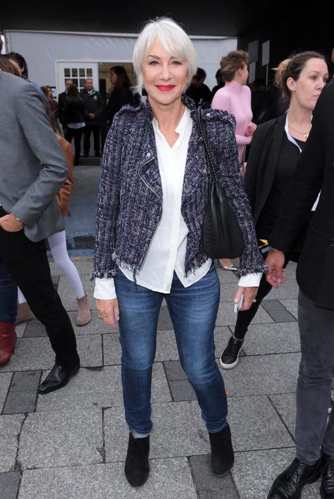 Helen Mirren Style, Giacca In Tweed, Flattering Jeans, Moda Chic, Womens Fashion Casual Spring, Womens Fashion Casual Summer, Helen Mirren, Sandra Bullock, Halle Berry