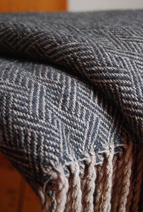 Woven Shawls, Diy Wool, Hand Woven Blanket, Weaving Ideas, Lounge Ideas, Woven Scarves, Blanket Diy, Hand Woven Textiles, Weaving Textiles