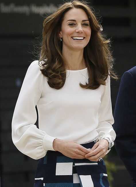 Duquesa Catherine Kate Und William, Áo Blu, Kate And Harry, Looks Kate Middleton, Middleton Style, Kate Middleton Style, William Kate, Duchess Kate, Blouse Outfit