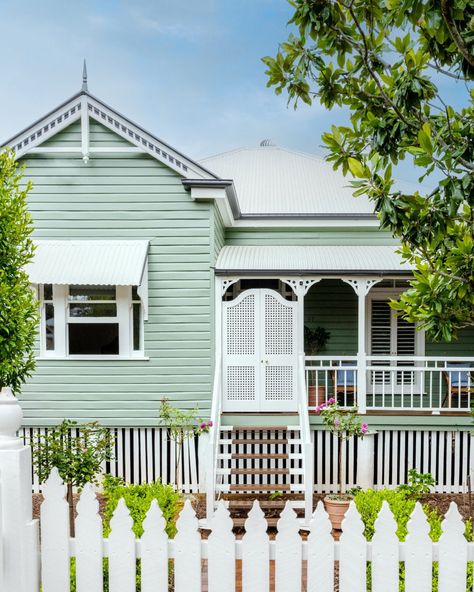 Sometimes, settling down doesn’t mean settling for less. Such is the case for the couple who own this classic Queenslander, built in the early 1900s. “We had that ‘this could be home’ feeling,” says the owner, Ainsley, charmed by the classic Australian architecture. Take a tour of this colourful Queenslander at the link in bio now. Photography: @hannahpuechmarin Interior design: @ivyandpiperhome Builder: @bos.and.jak.constructions Writer: @brittanysmith_writing #cottage #queenslandcott... Cottage Renovation Exterior, Queenslander Homes Interior, Queenslander Homes Exterior, Queenslander Architecture, Queenslander Renovation, Renovation Exterior, Queenslander House, Outdoor Renovation, Cottage Renovation