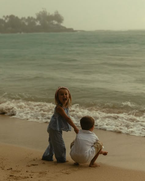 rainy north shore sunset with the Culver’s🌴 #oahuphotographer #hawaiiphotographer #utahphotographer #travelphotographer #familyphotography #777luckyfish #authenticlovemag #lifestylephotographer #arettemagazine #dirtybootsandmessyhair #crazyloveandwildkisses #loveandwildhearts #unscriptedposingapp 🏷️ o’ahu photographer, hawai’i photographer, candid photos, cinematic photography, family photographer, storytelling photographer, couples, love, movie scenes, family photo inspo, pinterest, sunse... Family On The Beach Aesthetic, Island Family Aesthetic, Documentary Family Photography Storytelling, Summer Family Aesthetic, Family Summer Photos, Beach Aesthetic Family, Cinematic Family Photos, Water Aesthetics, Photography Types